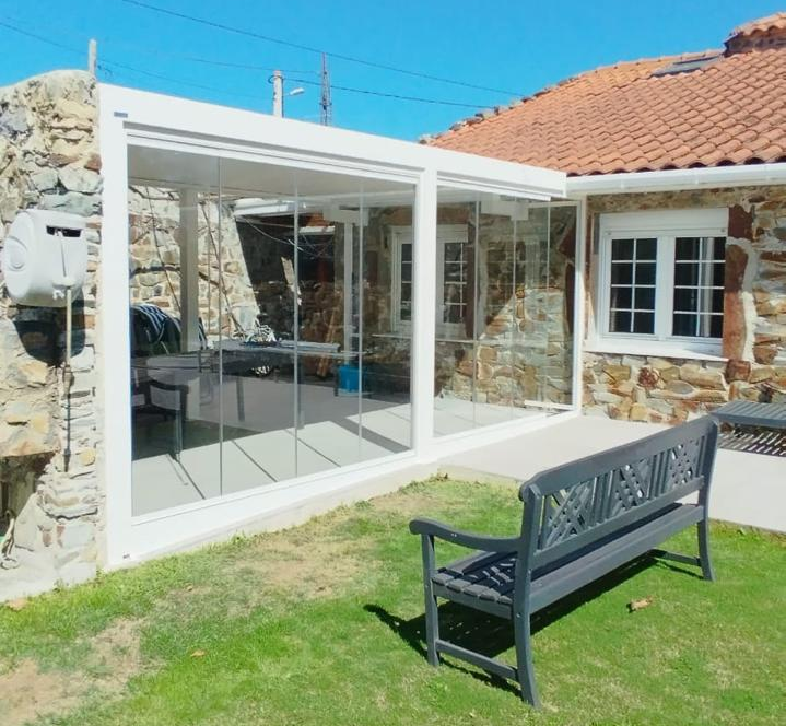 Pérgola bioclimática con cerramiento de vidrio