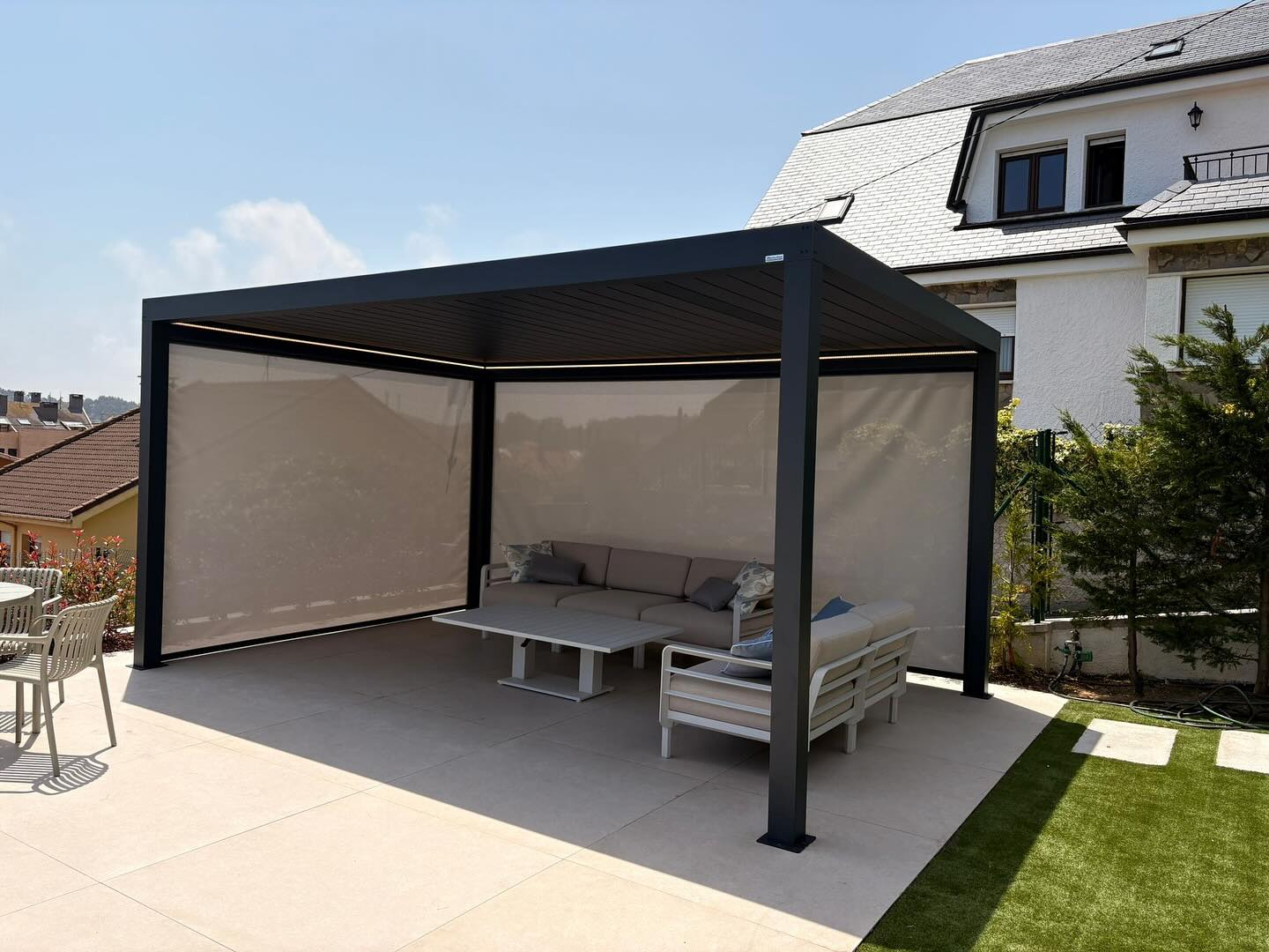 Pergola bioclimatica aluminio con cierre de cristal