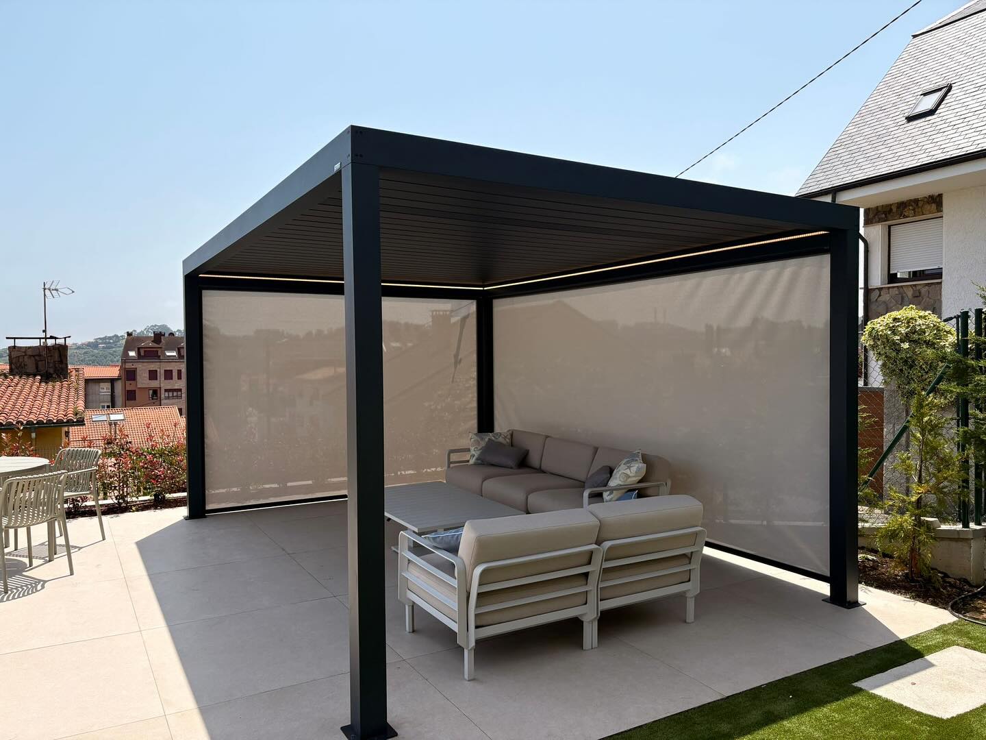 Pergola bioclimatica aluminio con toldo vertical