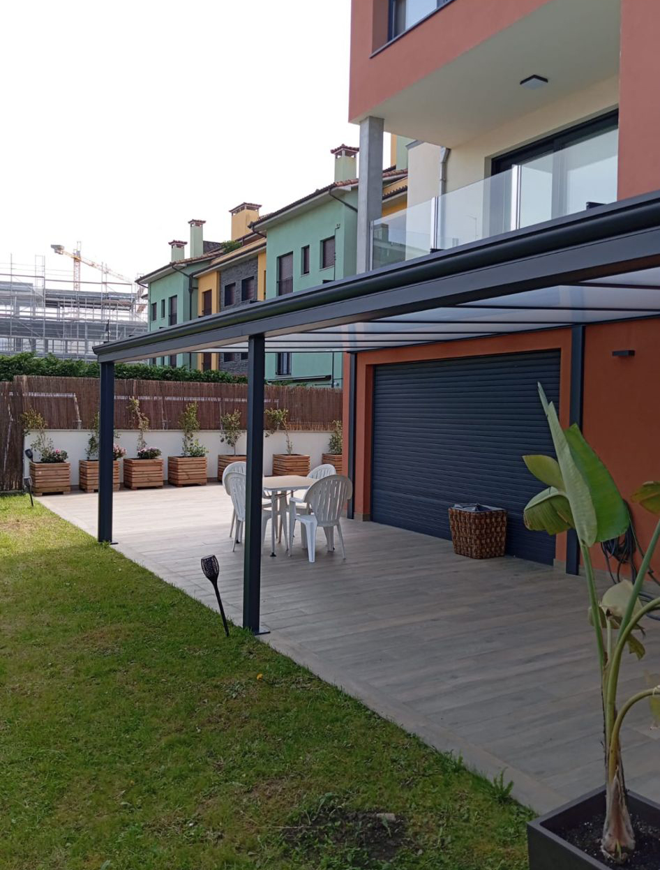 Pergola bioclimatica aluminio con toldo vertical