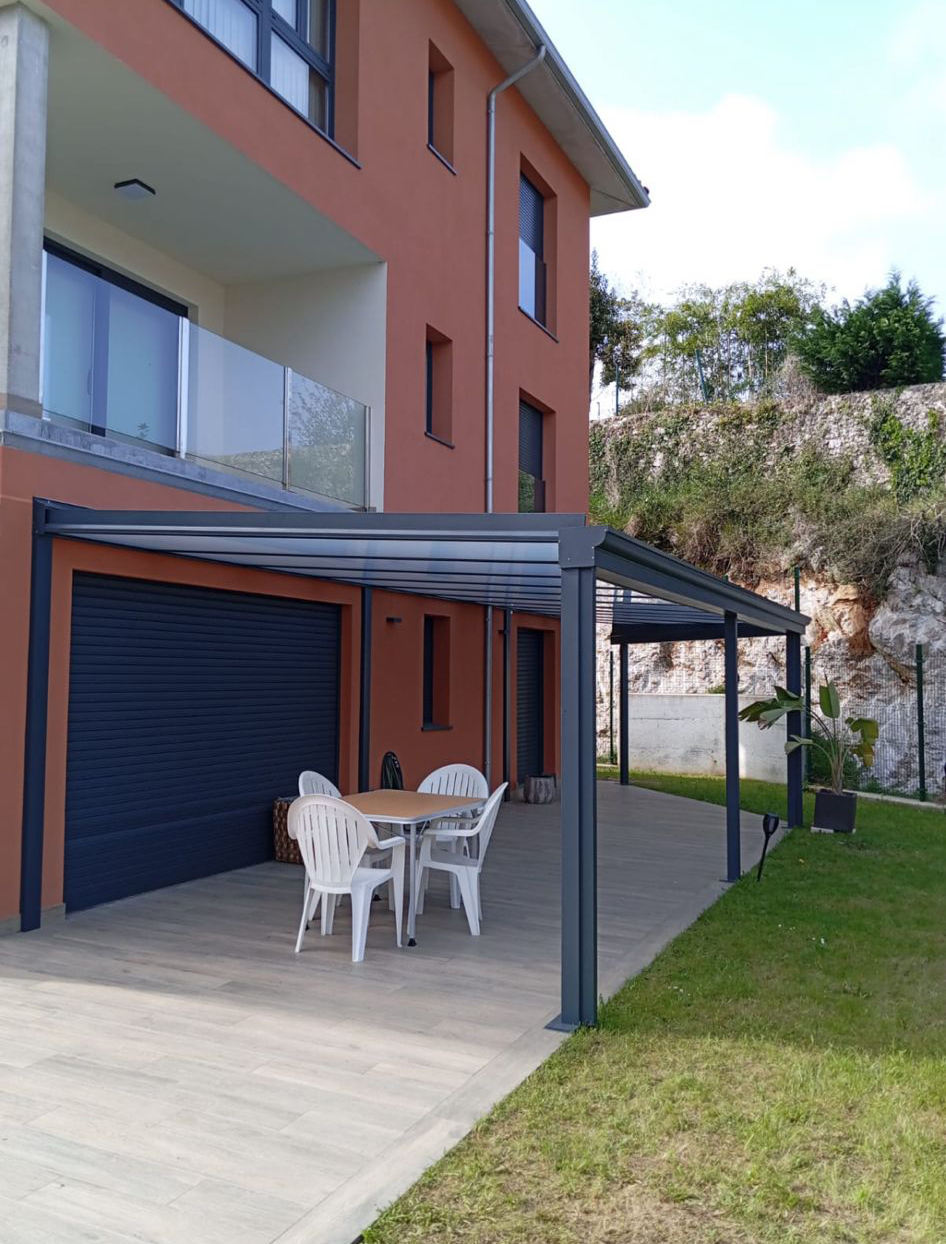 Pergola bioclimatica aluminio con cierre de cristal
