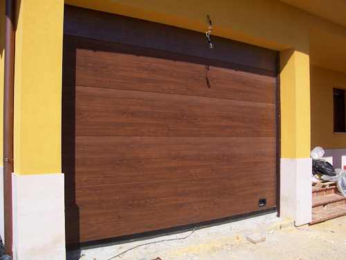 construcción e instalación de puertas seccionables